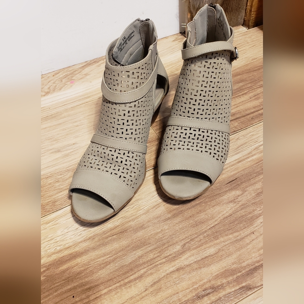Easy Street Carrigan Vegan Leather Grey Sandal Size 8 Peep Toe Back Zipper